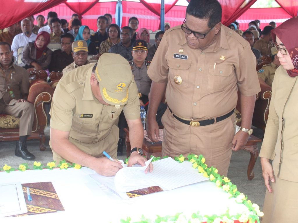 Samaun Dahlan, S.Sos., M.AP menandatangani Berita Acara Serah Terima Pekerjaan pada peresmian Gedung Sekretariat DPRD Kabupaten Fakfak dan Dinas Kependudukan dan Catatan Sipil Kabupaten Fakfak pada Senin, 1 April 2019